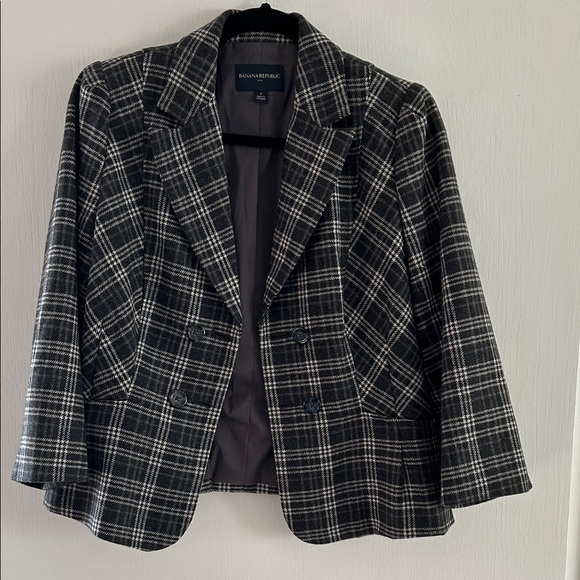 Banana Republic Jackets & Blazers - Banana Republic cropped plaid blazer size 8